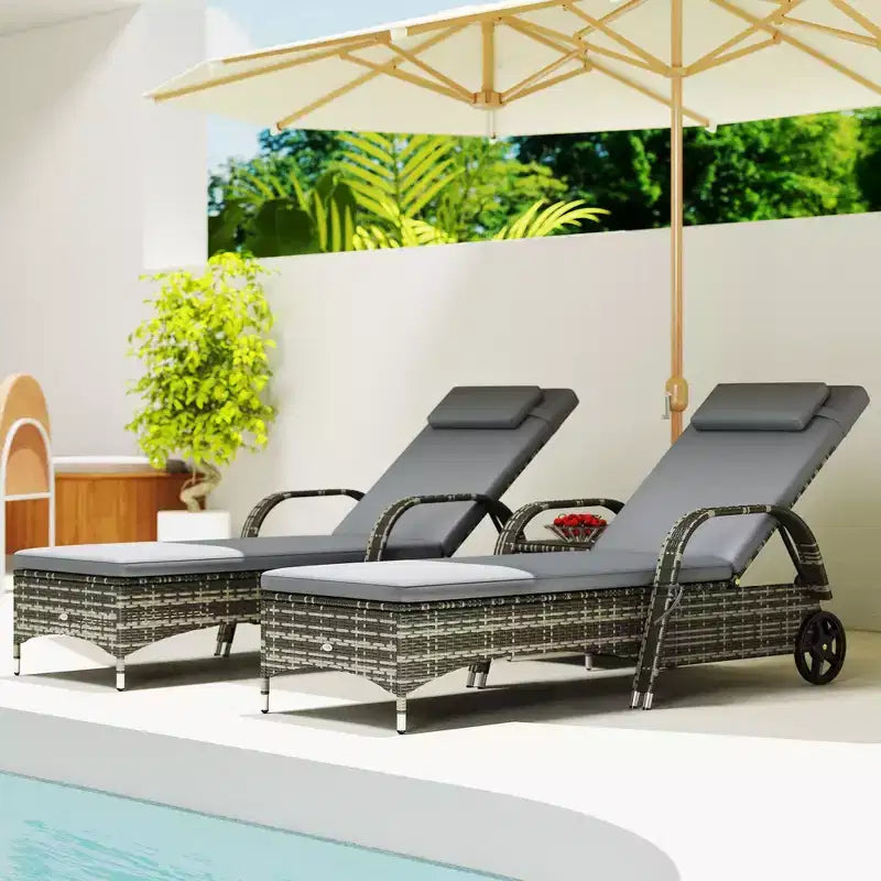 Set di 2 sedie a sdraio in vimini per patio con tavolino, schienale regolabile, ruote, cuscino e poggiatesta