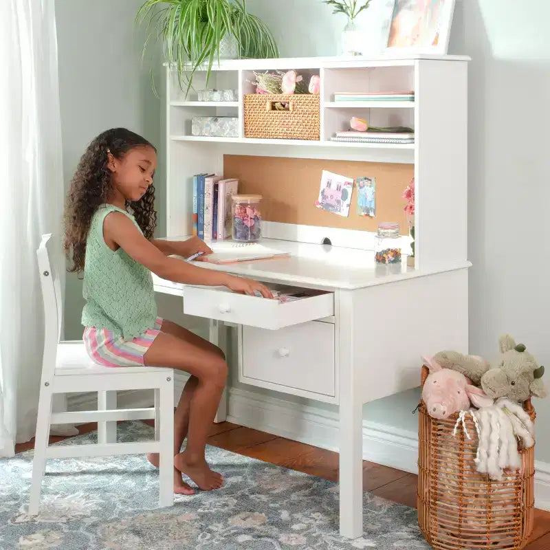 Set Scrivania e Sedia per Bambini Guidecraft Madison con Libreria - Bianco: Scrivania da Scrittura in Legno per Bambini con Contenitore, Tavolo da Studio in Legno per Bambini con Libreria