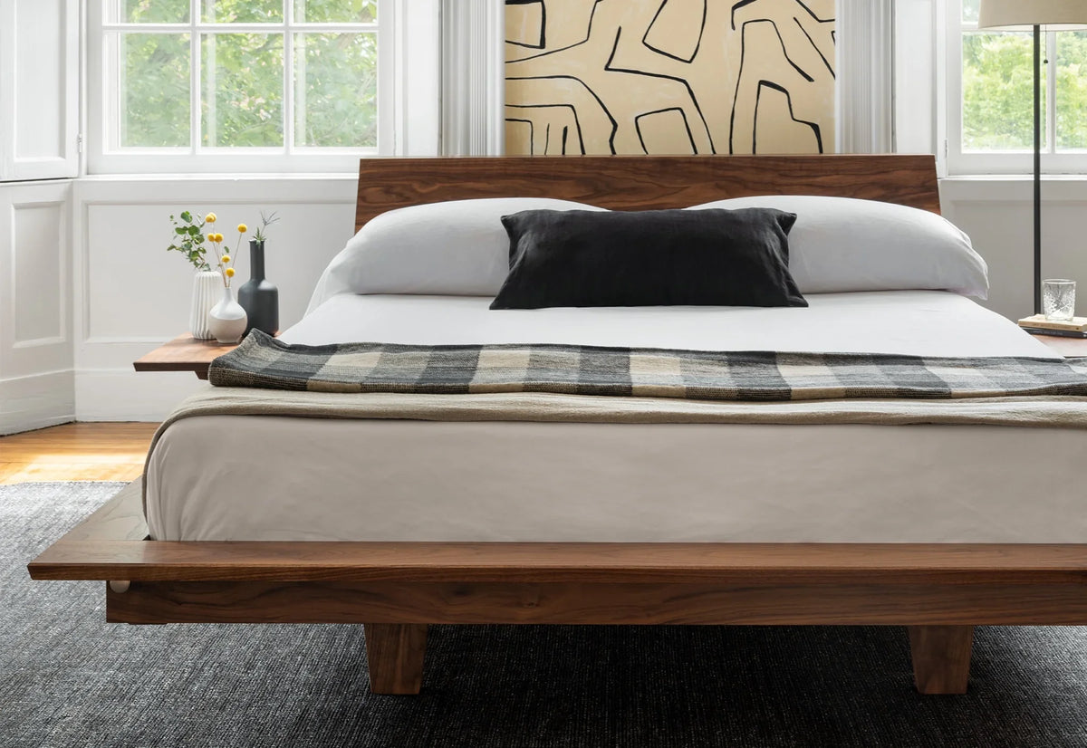 Letto a piattaforma - È minimalista nella sua essenza, spogliandosi di ogni pretesa con la sua serie di ampie superfici circostanti