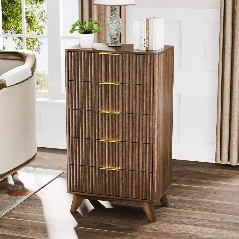 Commode haute à 5 tiroirs cannelés — Noyer, style Mid-Century Modern