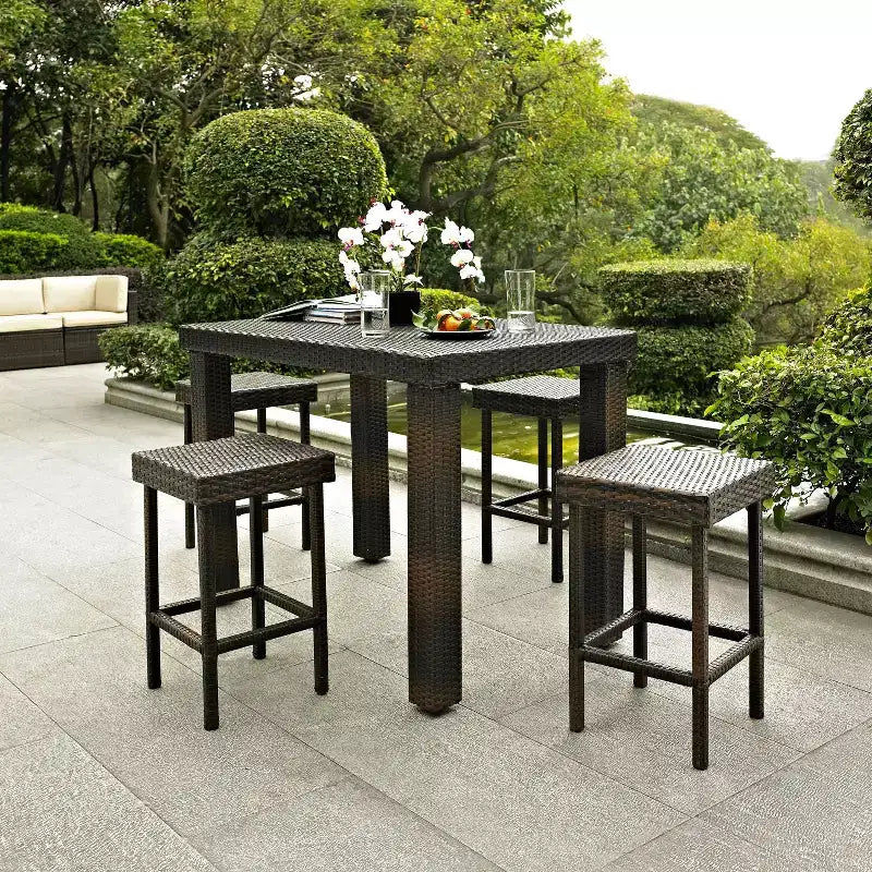 Set da pranzo Palm Harbor a 5 pezzi in vimini da esterno altezza bancone - Marrone - Crosley: Telaio in acciaio, resistente ai raggi UV, senza cuscini