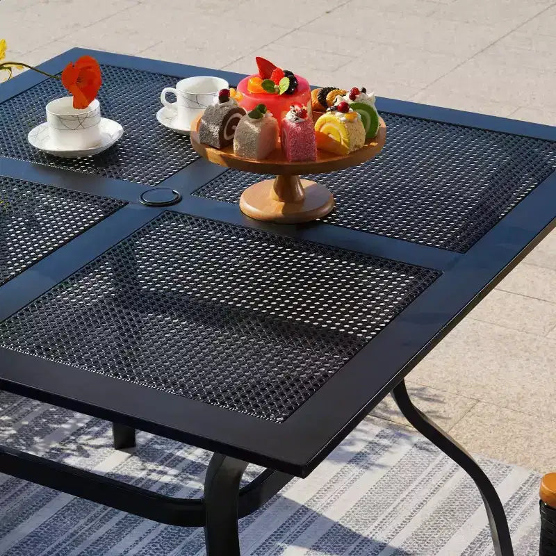 Set da pranzo quadrato 5 pezzi in metallo per interni/esterni con sedie a braccioli e foro per ombrellone - Captiva Designs: Set resistente alle intemperie