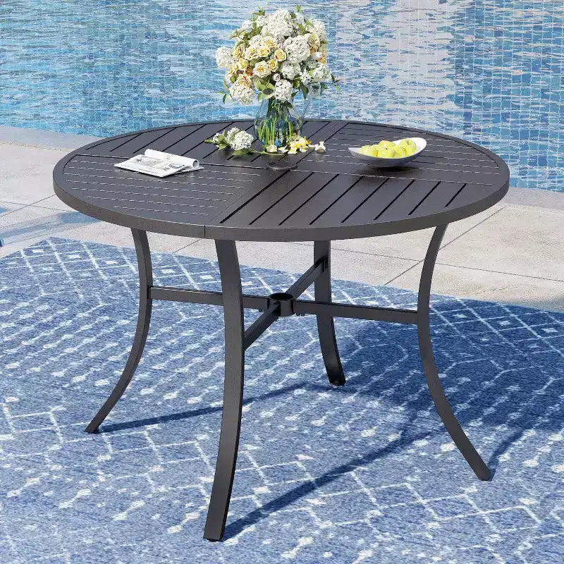 Set da pranzo per esterni da 5 pezzi con sedie impilabili e tavolo rotondo in metallo con foro per ombrellone - Nero - Captiva Designs: Set da patio resistente alle intemperie