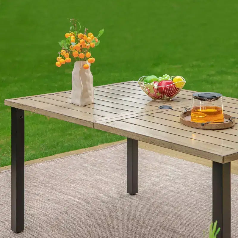 Ensemble de salle à manger d'extérieur 7 pièces Captiva Designs avec plateau imitation bois et chaises de jardin rembourrées en métal