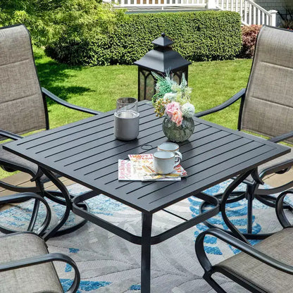 Set da Patio con Tavolo in Acciaio con Foro per Ombrellone da 1,57" e Sedie Girevoli a 360° in Sling - Captiva Designs