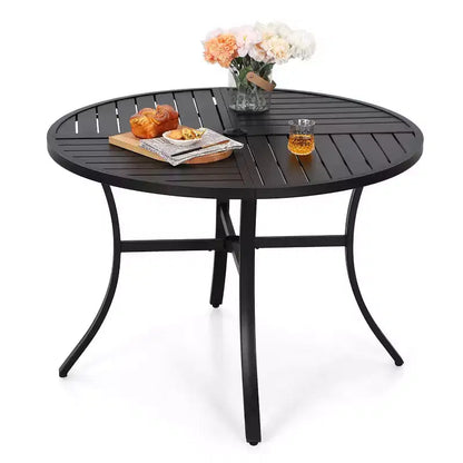 Set da pranzo da esterno da 5 pezzi con tavolo rotondo a doghe in metallo con foro per ombrellone - Captiva Designs: Sedie impilabili, resistenti alla ruggine