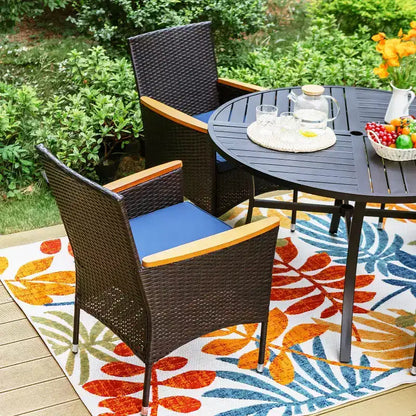 Set da pranzo da esterno 5 pezzi con sedie in vimini con cuscini e tavolo rotondo in metallo con foro per ombrellone - Blu - Captiva Designs