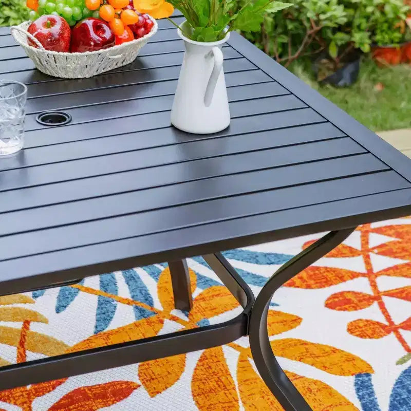 Ensemble de salle à manger de patio 5 pièces avec table en acier avec trou pour parasol de 1,57 po et fauteuils rembourrés - Captiva Designs