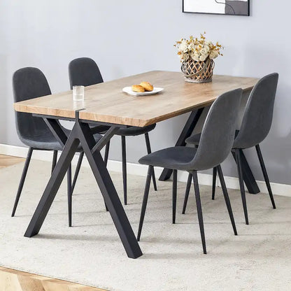 Moderno set da pranzo con tavolo rettangolare nero con base a forma di A e sedie con schienale rotondo