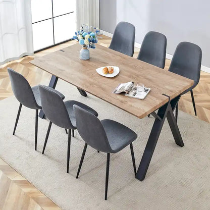 Moderno set da pranzo con tavolo rettangolare nero con base a forma di A e sedie con schienale rotondo