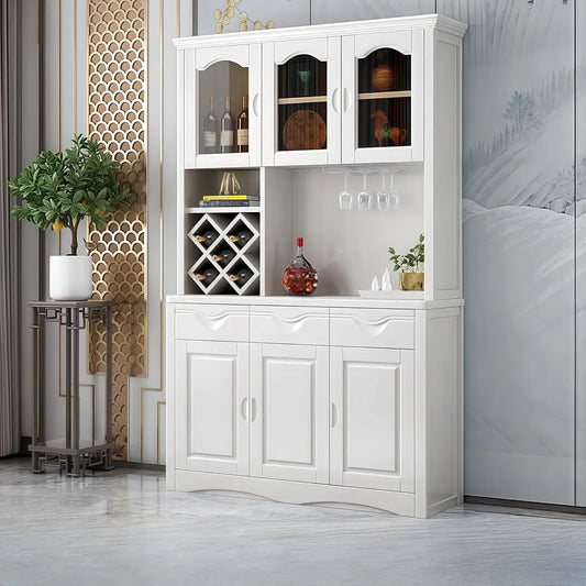 Cucina in legno, credenza bianca, portabottiglie integrato