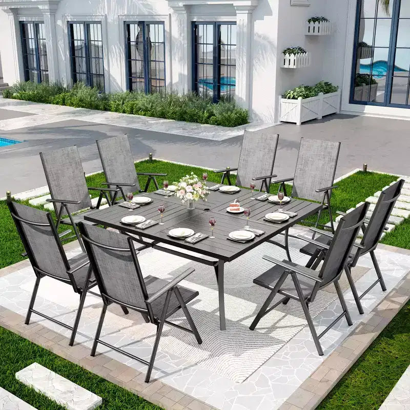 Captiva Designs Ensemble 9 pièces Table carrée spacieuse à lattes en métal avec trou pour parasol et chaises pliantes inclinables en textilène