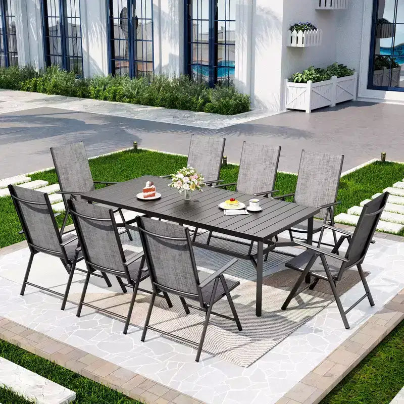 Captiva Designs, set di 9 pz con ampio tavolo rettangolare in metallo con piano a doghe e foro per ombrellone e sedie reclinabili pieghevoli in Textilene