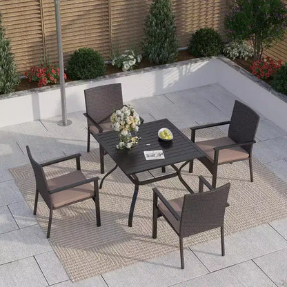 Captiva Designs Set da pranzo da 5 pezzi per esterni con tavolo in acciaio e foro per ombrellone e sedie in rattan con cuscini sfoderabili