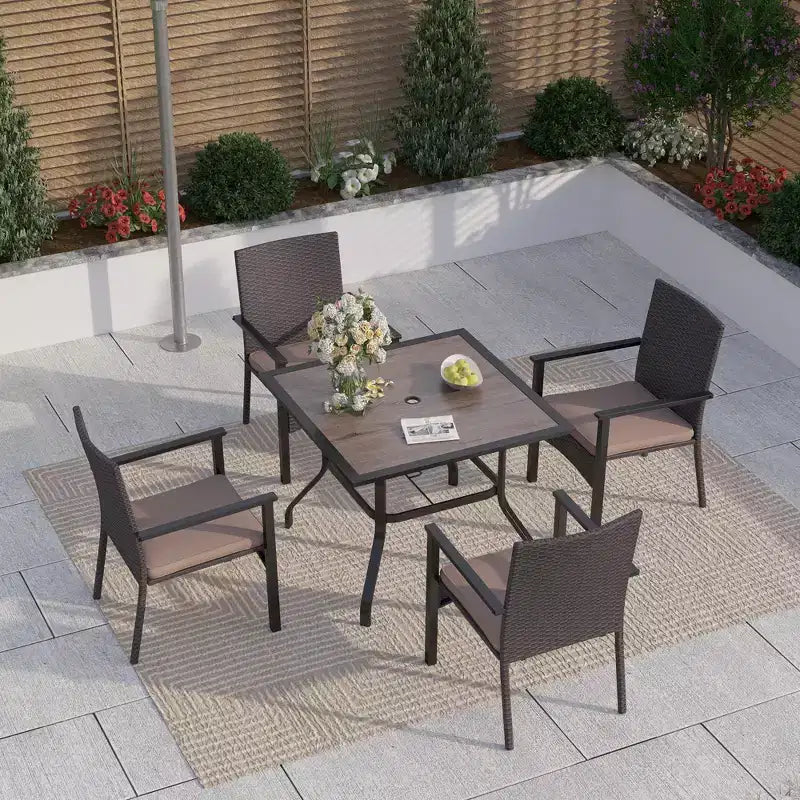 Captiva Designs Set da pranzo da 5 pezzi per esterni con tavolo in acciaio e foro per ombrellone e sedie in rattan con cuscini sfoderabili