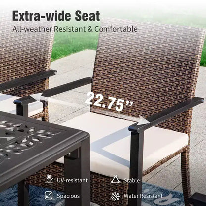 Captiva Designs Set da pranzo 7 pezzi con tavolo in acciaio con ripiano a doghe e foro per ombrellone e sedie in rattan con braccioli imbottiti