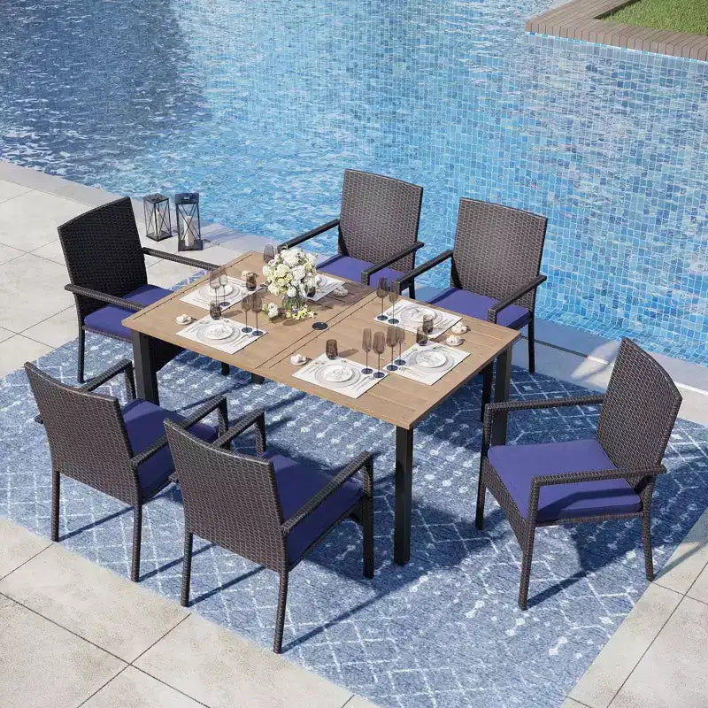 Captiva Designs Set da pranzo 7 pezzi con tavolo in acciaio con ripiano a doghe e foro per ombrellone e sedie in rattan con braccioli imbottiti