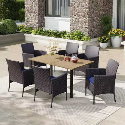 Captiva Designs Set da pranzo 7 pezzi con tavolo in acciaio con ripiano a doghe e foro per ombrellone e sedie in rattan con braccioli imbottiti