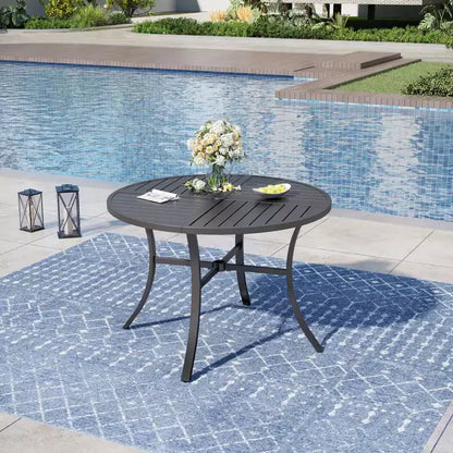 Captiva Designs Set da 7 Pezzi, Tavolo Rotondo in Acciaio a Doghe Nere con Foro per Ombrellone e Sedie Girevoli in Textilene
