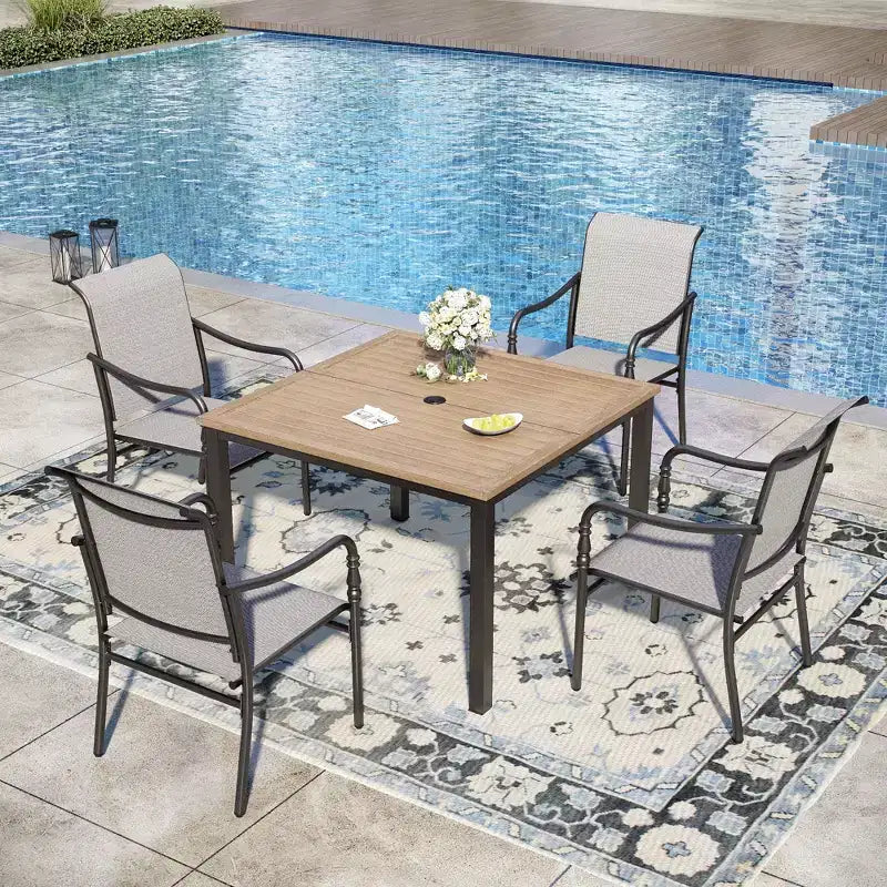 Captiva Designs Set da pranzo da 5 pezzi per patio con tavolo in acciaio con foro per ombrellone e sedie con braccioli in textilene grigio