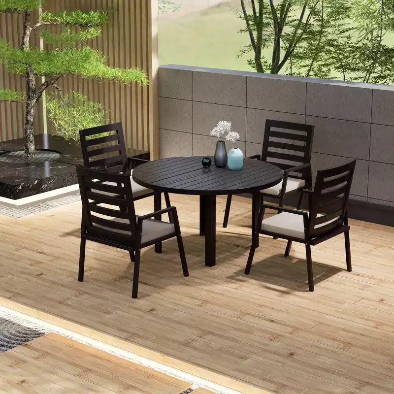 Ensemble de salle à manger d'extérieur 5 pièces LeisureMod Chelsea, table à manger ronde en aluminium de 48 pouces et 4 fauteuils de salle à manger