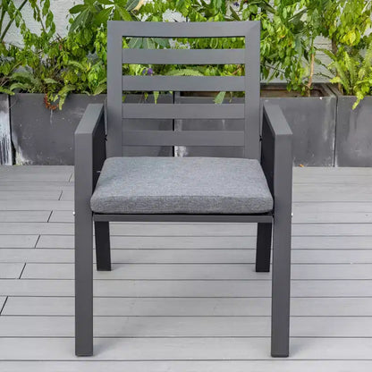 Ensemble de salle à manger d'extérieur 5 pièces LeisureMod Chelsea, table à manger ronde en aluminium de 48 pouces et 4 fauteuils de salle à manger