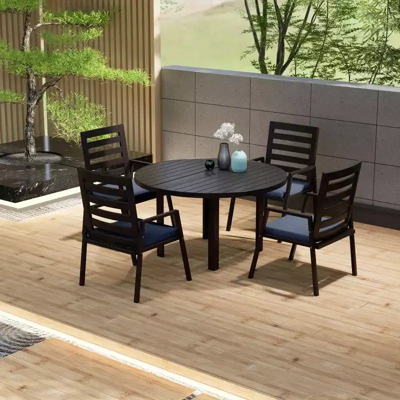 Ensemble de salle à manger d'extérieur 5 pièces LeisureMod Chelsea, table à manger ronde en aluminium de 48 pouces et 4 fauteuils de salle à manger