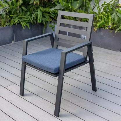 Ensemble de salle à manger d'extérieur 5 pièces LeisureMod Chelsea, table à manger ronde en aluminium de 48 pouces et 4 fauteuils de salle à manger
