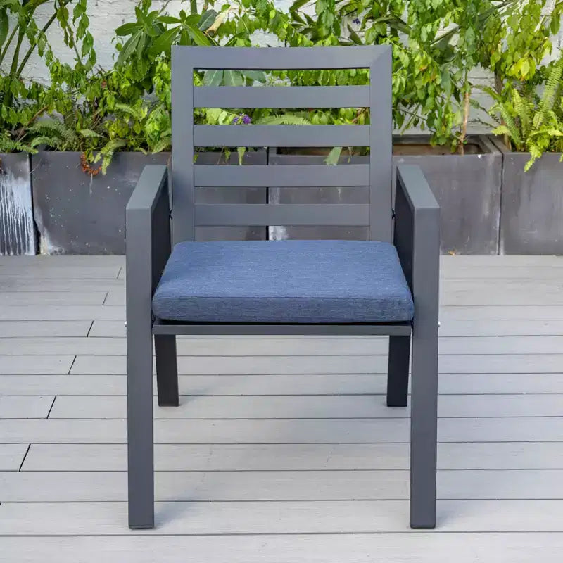 Ensemble de salle à manger d'extérieur 5 pièces LeisureMod Chelsea, table à manger ronde en aluminium de 48 pouces et 4 fauteuils de salle à manger