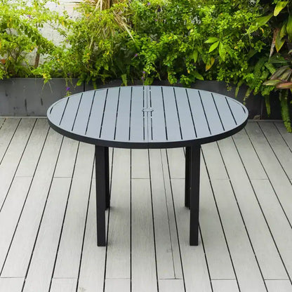 Ensemble de salle à manger d'extérieur 5 pièces LeisureMod Chelsea, table à manger ronde en aluminium de 48 pouces et 4 fauteuils de salle à manger