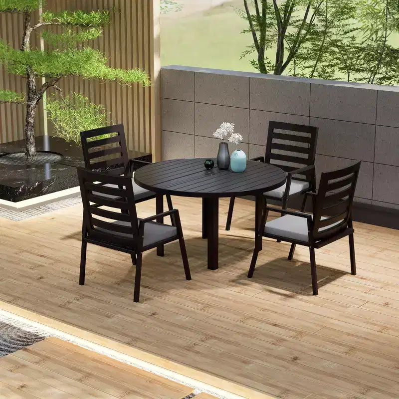 Ensemble de salle à manger d'extérieur 5 pièces LeisureMod Chelsea, table à manger ronde en aluminium de 48 pouces et 4 fauteuils de salle à manger