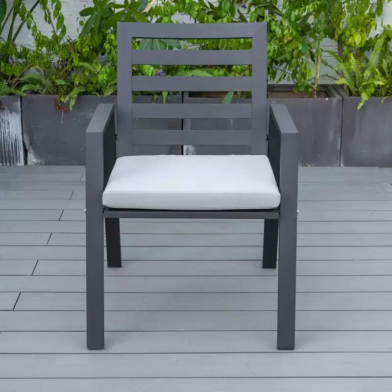 Ensemble de salle à manger d'extérieur 5 pièces LeisureMod Chelsea, table à manger ronde en aluminium de 48 pouces et 4 fauteuils de salle à manger