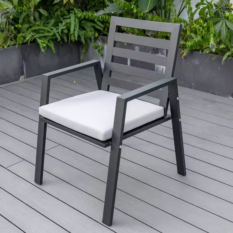 Ensemble de salle à manger d'extérieur 5 pièces LeisureMod Chelsea, table à manger ronde en aluminium de 48 pouces et 4 fauteuils de salle à manger