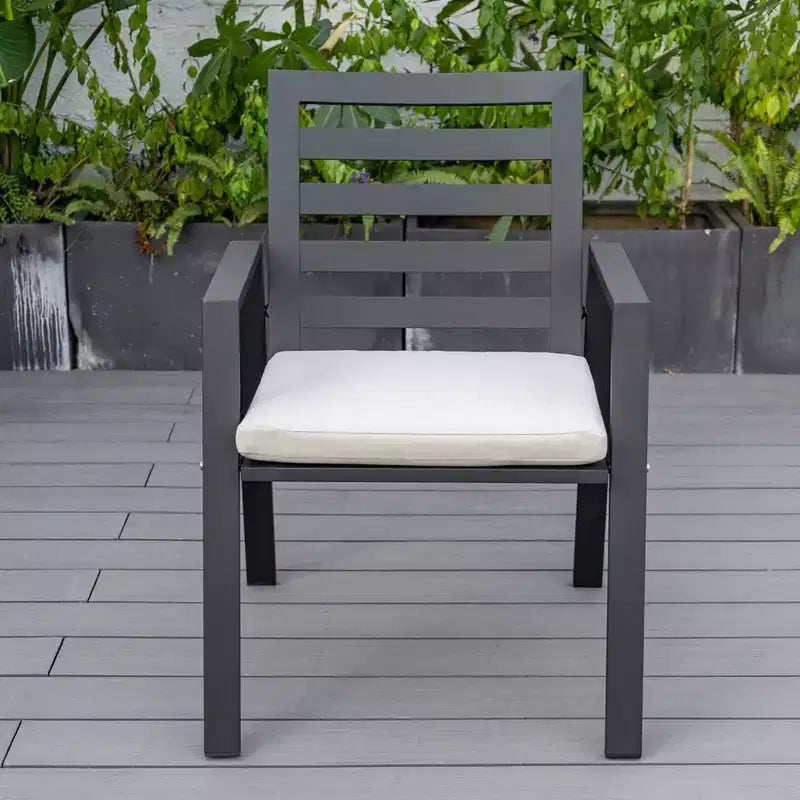 Ensemble de salle à manger d'extérieur 5 pièces LeisureMod Chelsea, table à manger ronde en aluminium de 48 pouces et 4 fauteuils de salle à manger