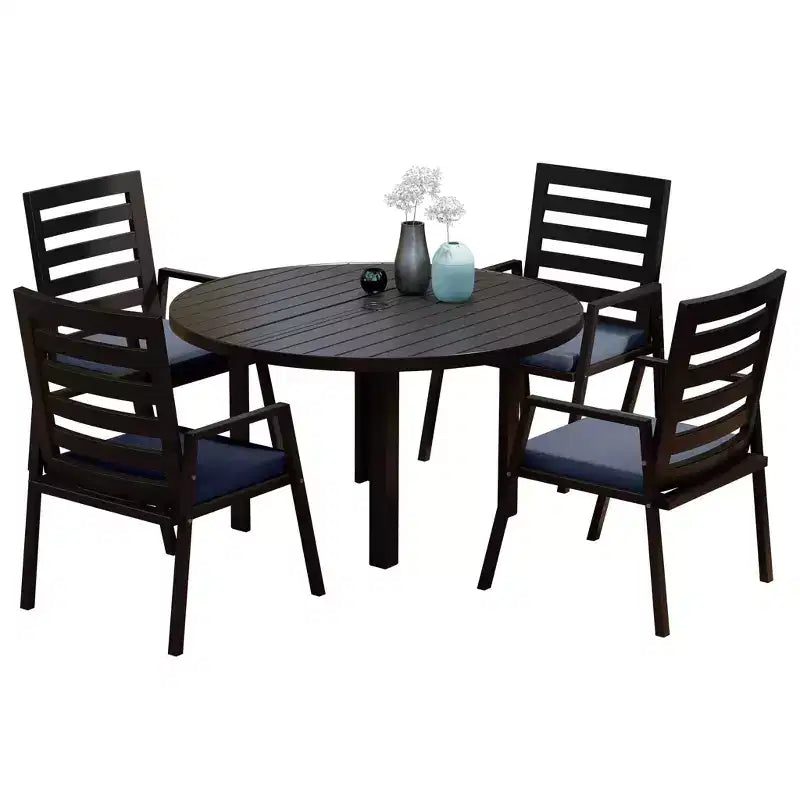 Ensemble de salle à manger d'extérieur 5 pièces LeisureMod Chelsea, table à manger ronde en aluminium de 48 pouces et 4 fauteuils de salle à manger