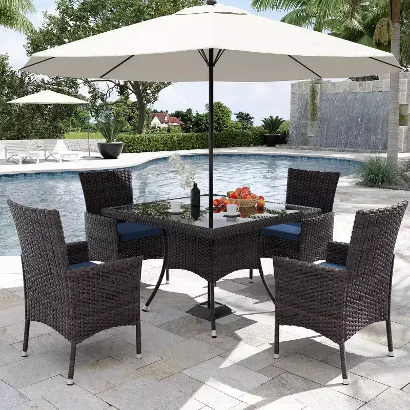 ALAULM Ensemble de mobilier de patio pour l'extérieur, ensemble de table et chaises de salle à manger de patio en rotin en osier, table carrée en verre trempé avec ensemble parapluie