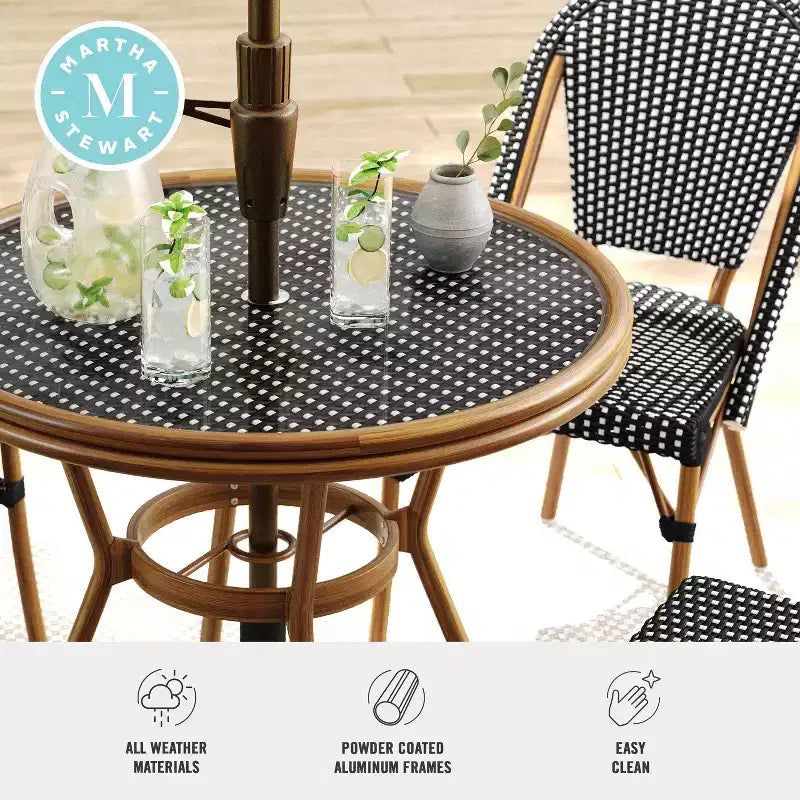 Table de salle à manger de bistrot Martha Stewart Lily Pond, intérieure-extérieure, avec 2 chaises de bistrot empilables