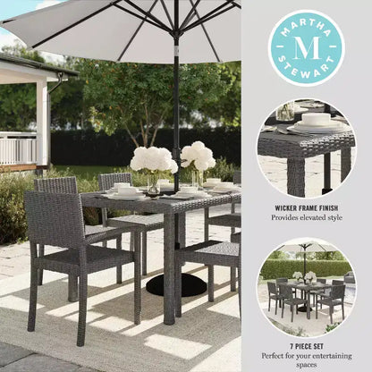 Ensemble repas Martha Stewart Bedford 7 pièces intérieur/extérieur avec 6 chaises de salle à manger empilables et table de patio de 62 pouces avec plateau en bois composite et osier en rotin