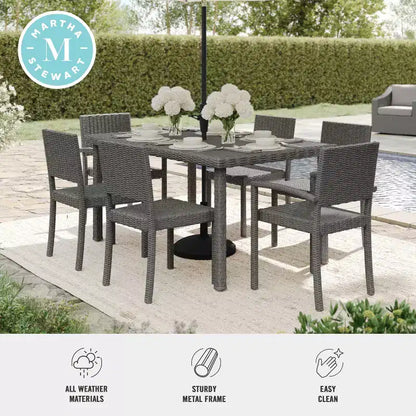 Ensemble repas Martha Stewart Bedford 7 pièces intérieur/extérieur avec 6 chaises de salle à manger empilables et table de patio de 62 pouces avec plateau en bois composite et osier en rotin