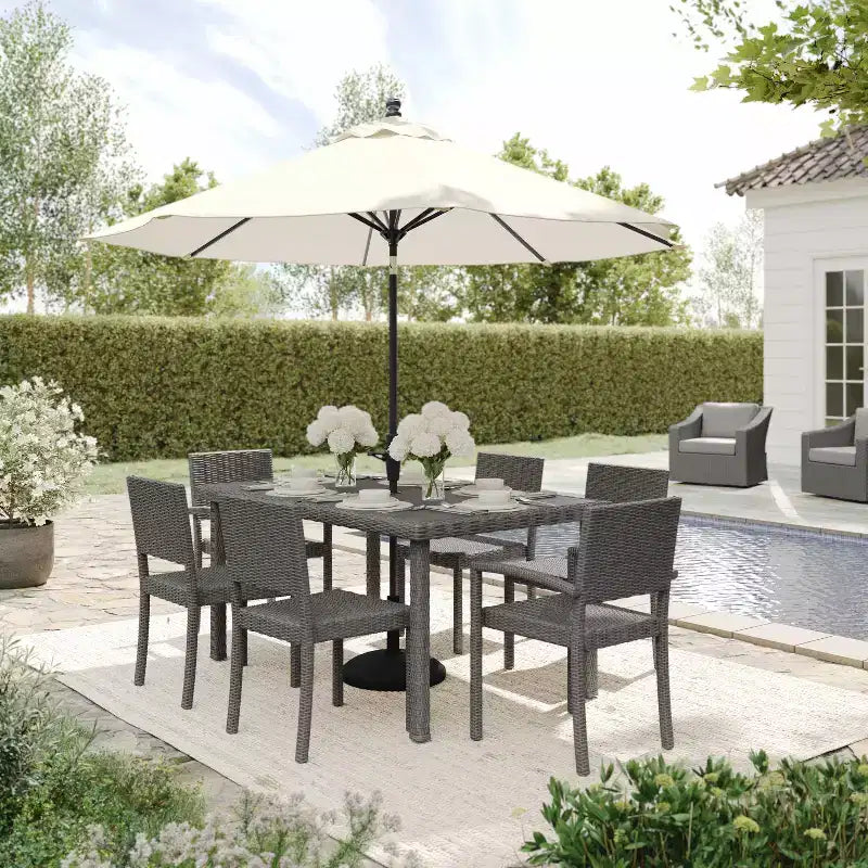 Ensemble repas Martha Stewart Bedford 7 pièces intérieur/extérieur avec 6 chaises de salle à manger empilables et table de patio de 62 pouces avec plateau en bois composite et osier en rotin