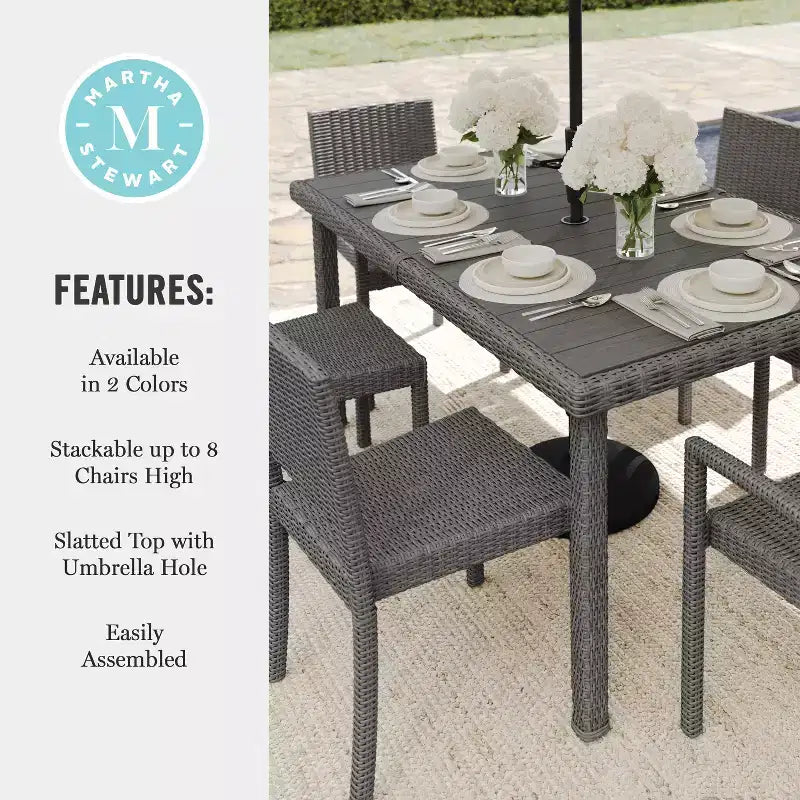 Ensemble repas Martha Stewart Bedford 7 pièces intérieur/extérieur avec 6 chaises de salle à manger empilables et table de patio de 62 pouces avec plateau en bois composite et osier en rotin