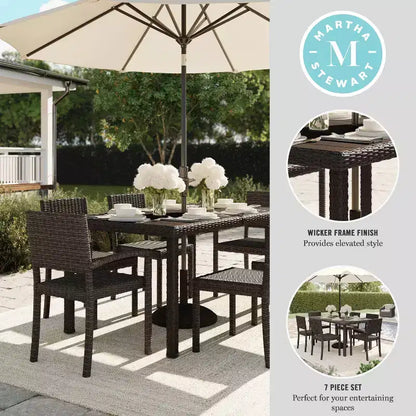 Ensemble repas Martha Stewart Bedford 7 pièces intérieur/extérieur avec 6 chaises de salle à manger empilables et table de patio de 62 pouces avec plateau en bois composite et osier en rotin