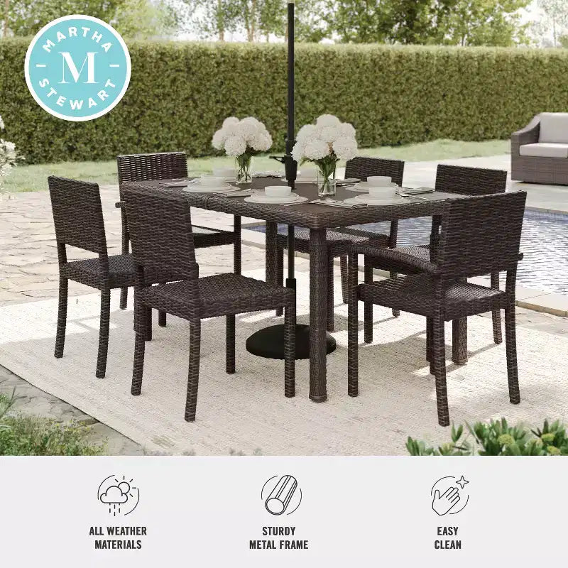 Ensemble repas Martha Stewart Bedford 7 pièces intérieur/extérieur avec 6 chaises de salle à manger empilables et table de patio de 62 pouces avec plateau en bois composite et osier en rotin