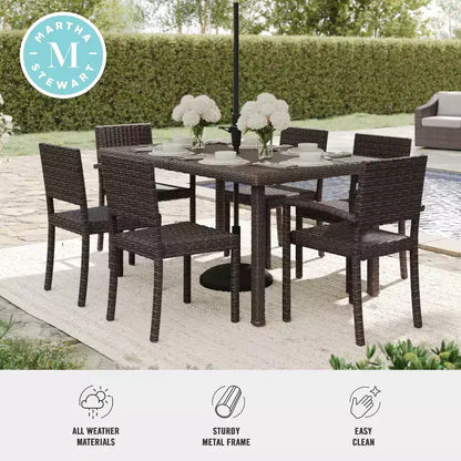Ensemble repas Martha Stewart Bedford 7 pièces intérieur/extérieur avec 6 chaises de salle à manger empilables et table de patio de 62 pouces avec plateau en bois composite et osier en rotin