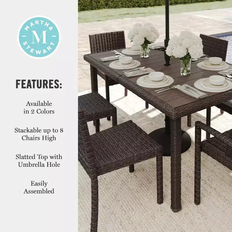 Ensemble repas Martha Stewart Bedford 7 pièces intérieur/extérieur avec 6 chaises de salle à manger empilables et table de patio de 62 pouces avec plateau en bois composite et osier en rotin