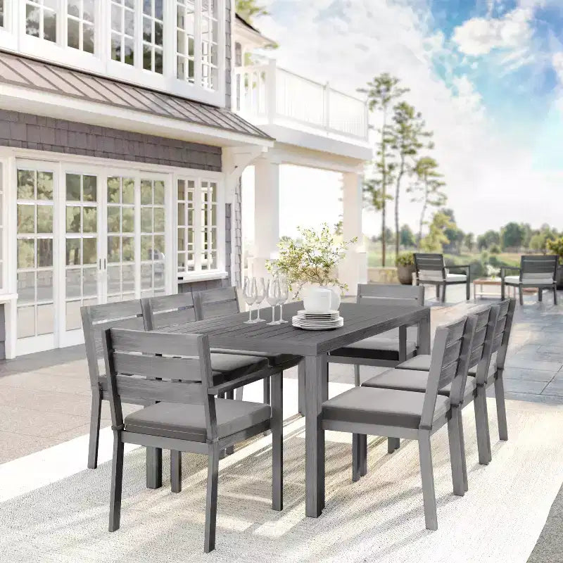 Ensemble de salle à manger d'extérieur Martha Stewart Bedford avec table de 180 cm et 8 chaises avec finition en aluminium brossé aspect bois et coussins résistants aux intempéries