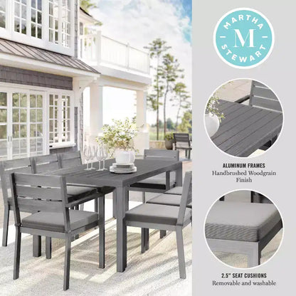 Ensemble de salle à manger d'extérieur Martha Stewart Bedford avec table de 180 cm et 8 chaises avec finition en aluminium brossé aspect bois et coussins résistants aux intempéries