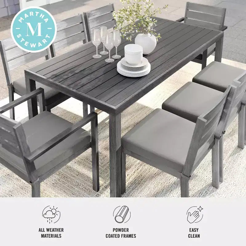 Ensemble de salle à manger d'extérieur Martha Stewart Bedford avec table de 180 cm et 8 chaises avec finition en aluminium brossé aspect bois et coussins résistants aux intempéries