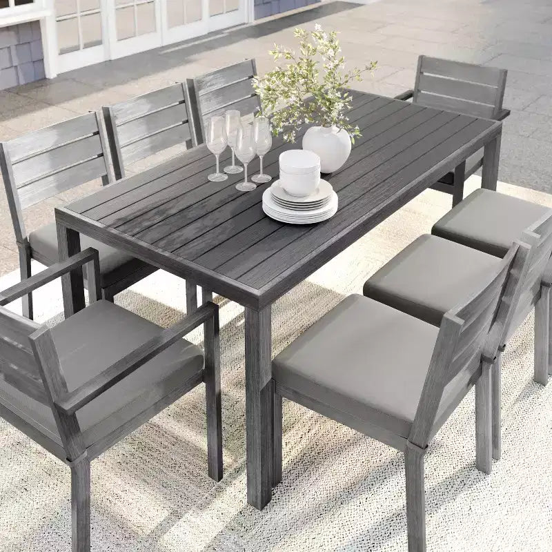Ensemble de salle à manger d'extérieur Martha Stewart Bedford avec table de 180 cm et 8 chaises avec finition en aluminium brossé aspect bois et coussins résistants aux intempéries
