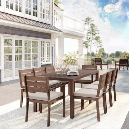 Ensemble de salle à manger d'extérieur Martha Stewart Bedford avec table de 180 cm et 8 chaises avec finition en aluminium brossé aspect bois et coussins résistants aux intempéries